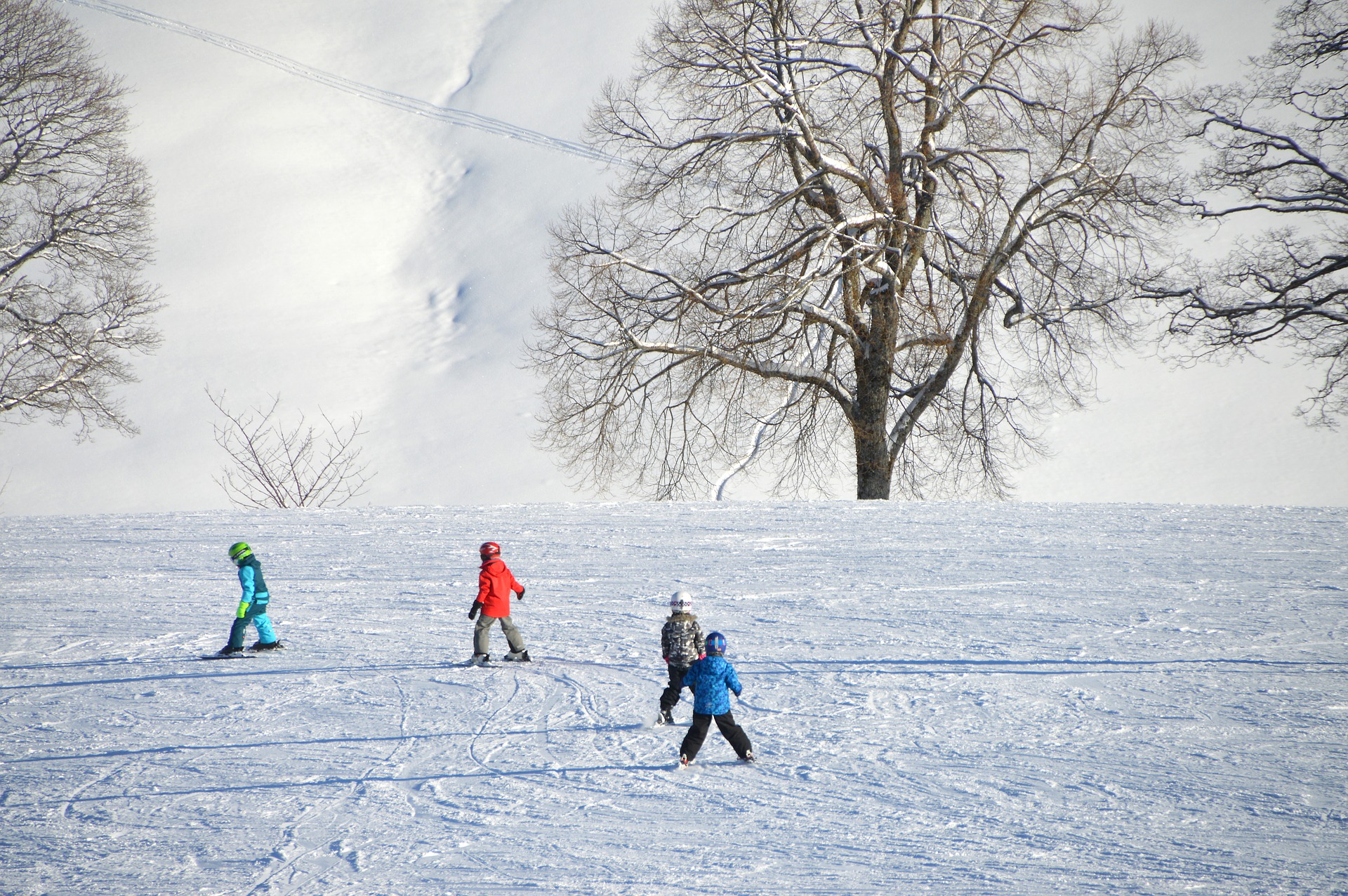 スキーをする子供