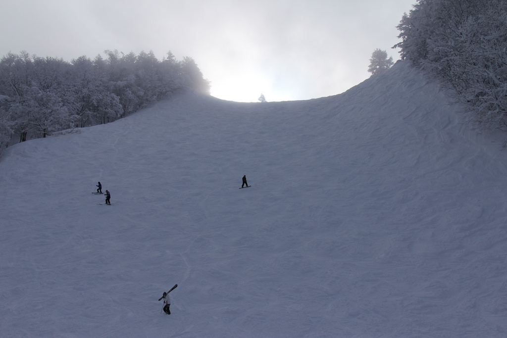 天気の良い日は箱館山スキー場で琵琶湖の眺望とスキーを楽しもう Xadventure