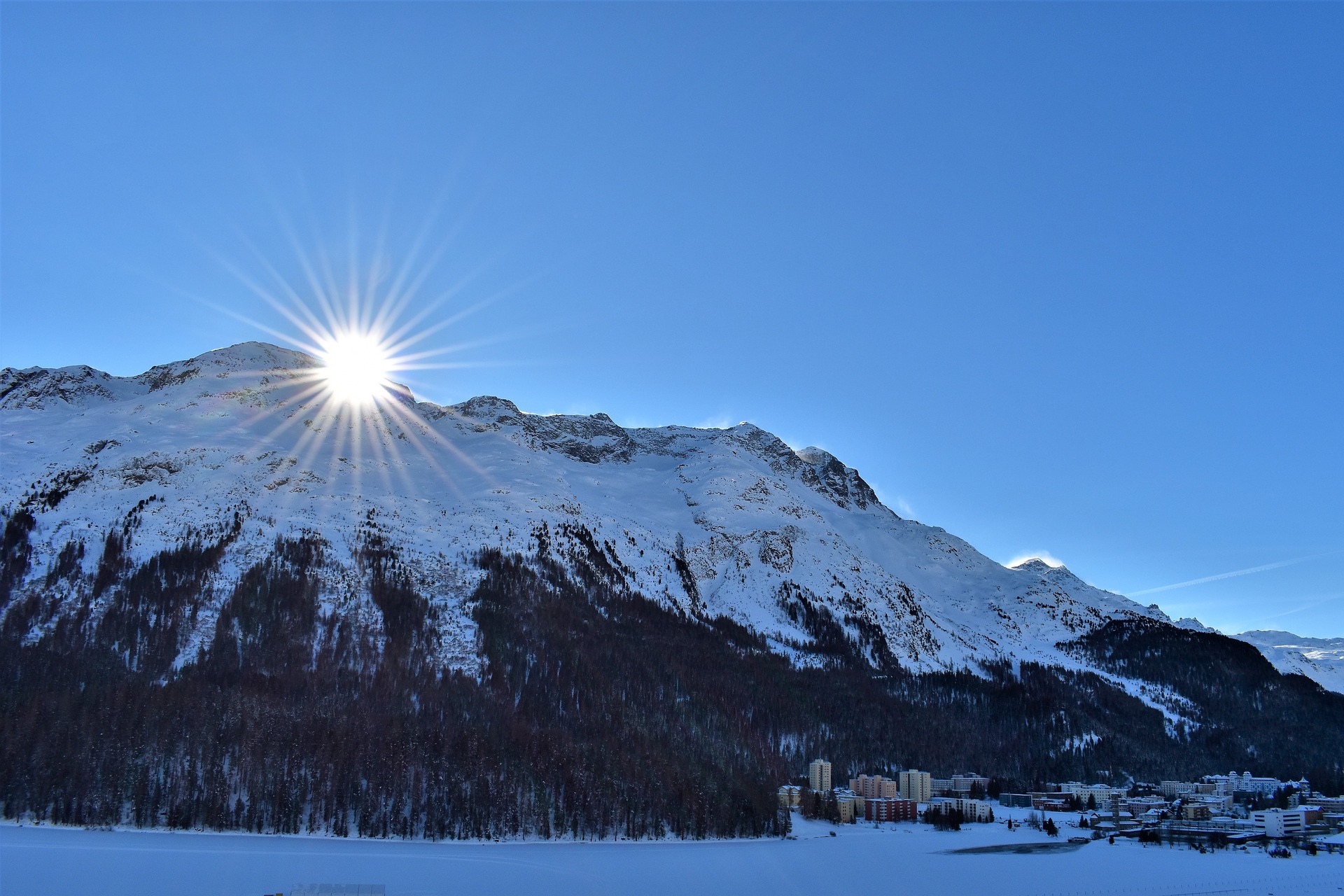 https://pixabay.com/ja/冬-山-スキー場-斜面-冬の-st-サンモリッツ-スイス-3937818/