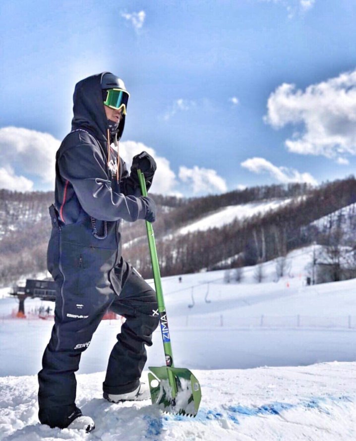 おしゃれスノーボーダーといえばこれ 今年はビブパンツを履いて出かけよう スキー スノーボード情報メディア Grab グラブ